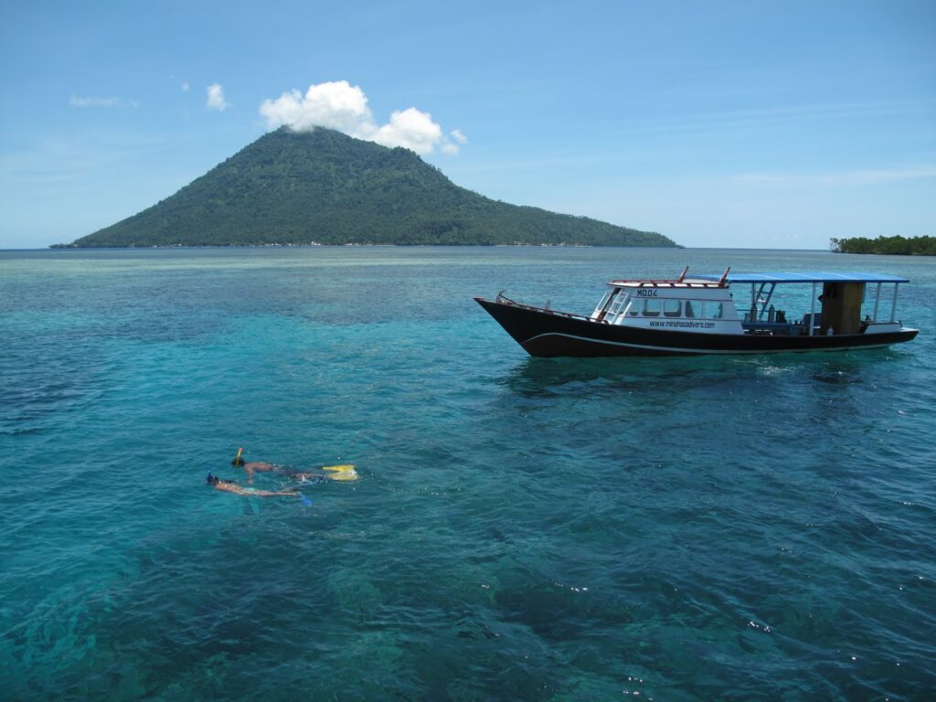 Pulau Manado Tua, photo by panduanwisata.id